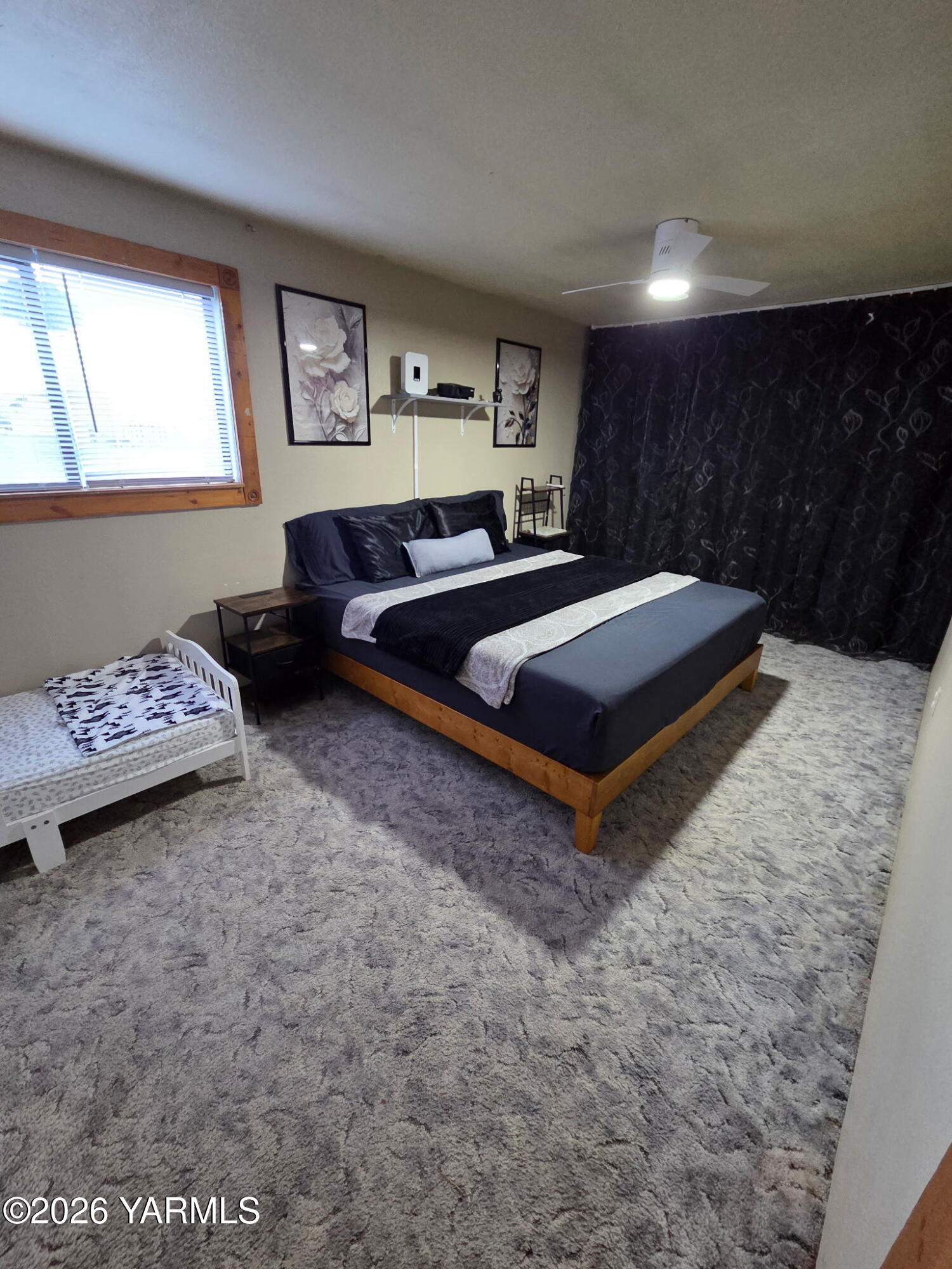 101 West Slavin Road Yakima, WA 98903 - Photo 29 of 37 a bedroom with a bed and window