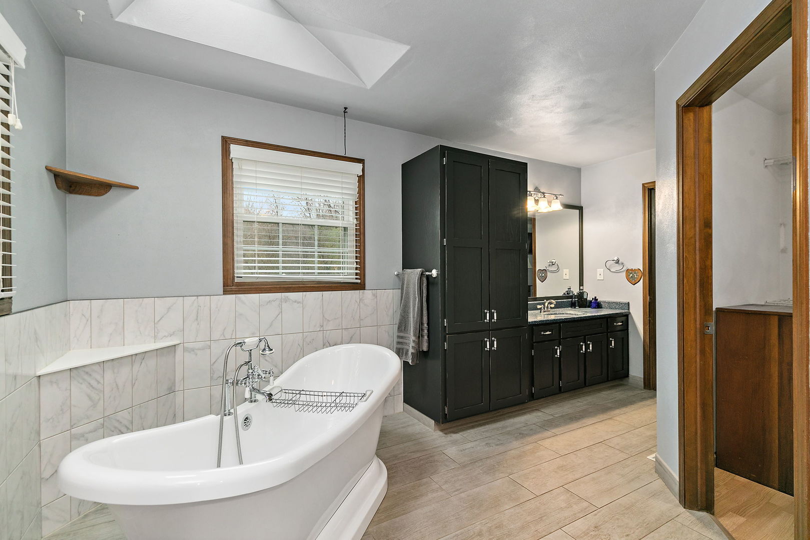 1313 Woods Road Belvidere, IL 61008 - Photo 16 of 50 a bathroom with a tub sink and mirror