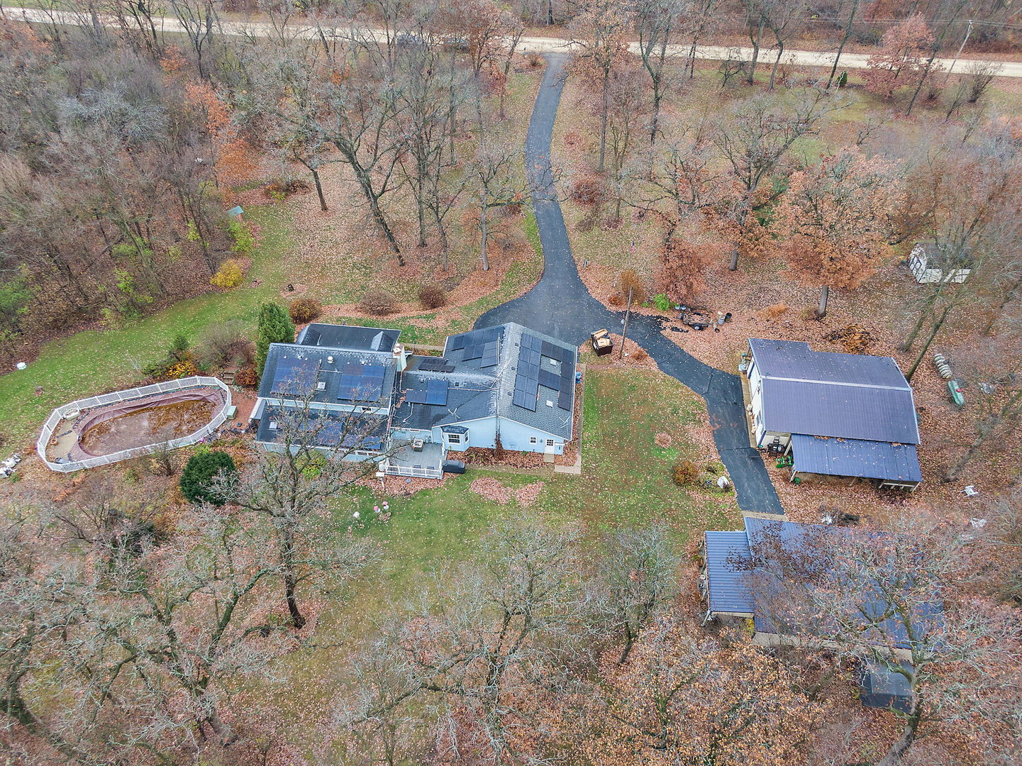 1313 Woods Road Belvidere, IL 61008 - Photo 46 of 50 a backyard of a house with oven and a yard