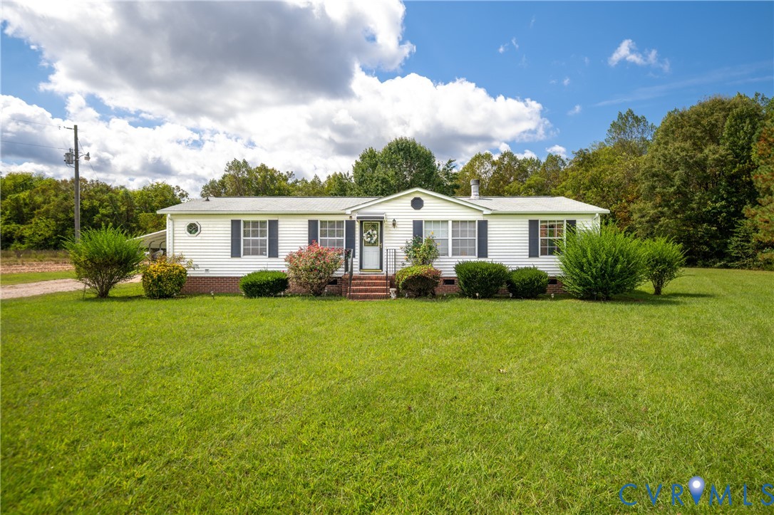 a view of a house with backyard and garden