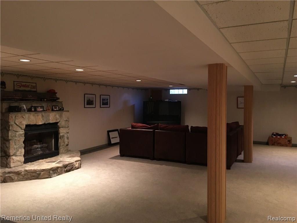 930 Dahlia Lane Rochester Hills, MI 48307 - Photo 27 of 32