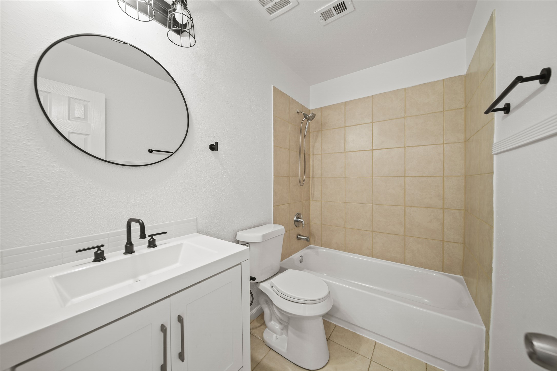 303 Rachael Lane Friendswood, TX 77546 - Photo 11 of 15 View of second bathroom with a tub.