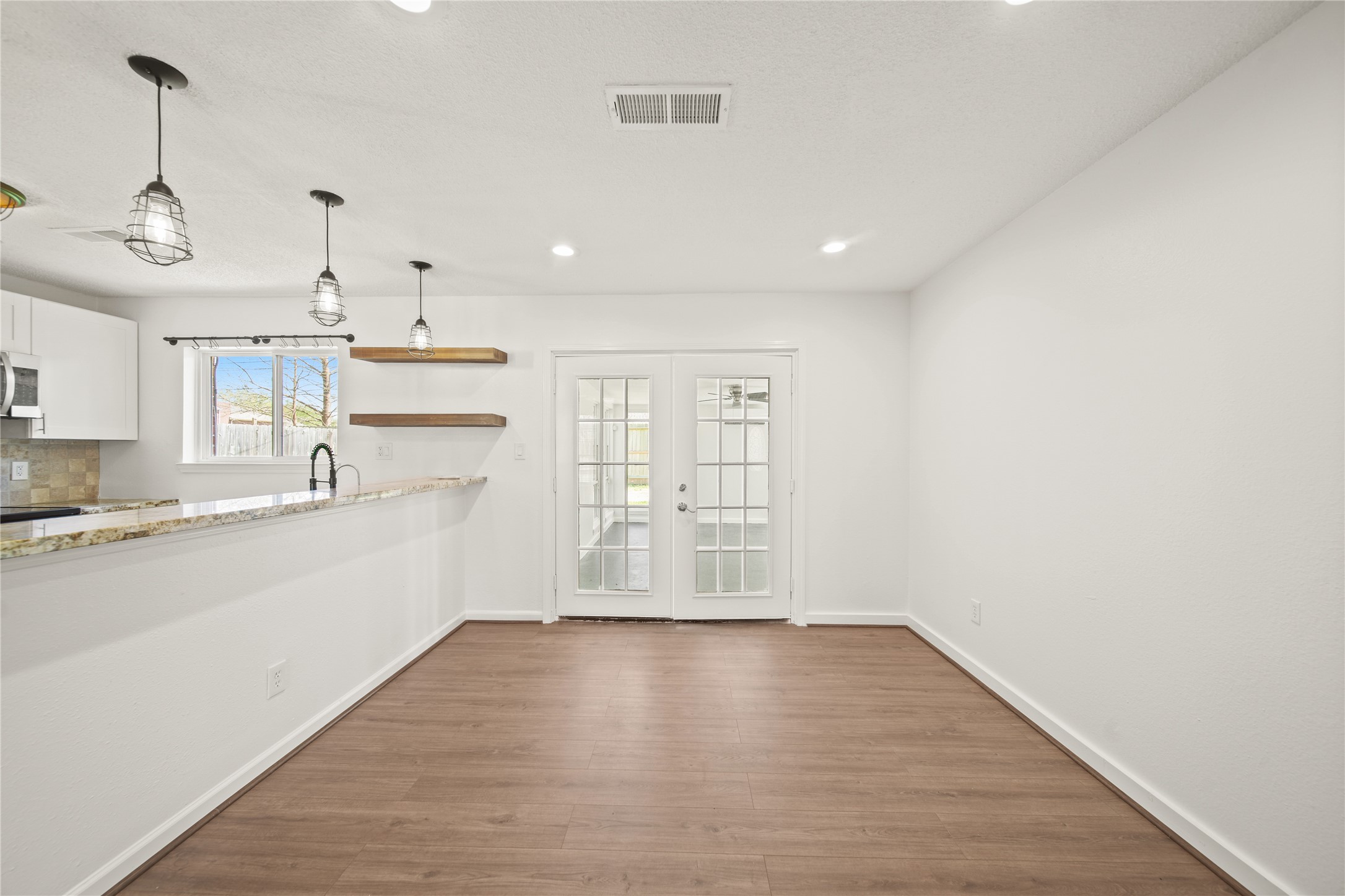 303 Rachael Lane Friendswood, TX 77546 - Photo 5 of 15 Nice open dining area, perfect for your family dinners.