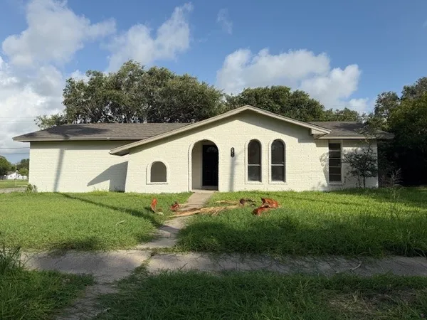 a view of a house with a yard