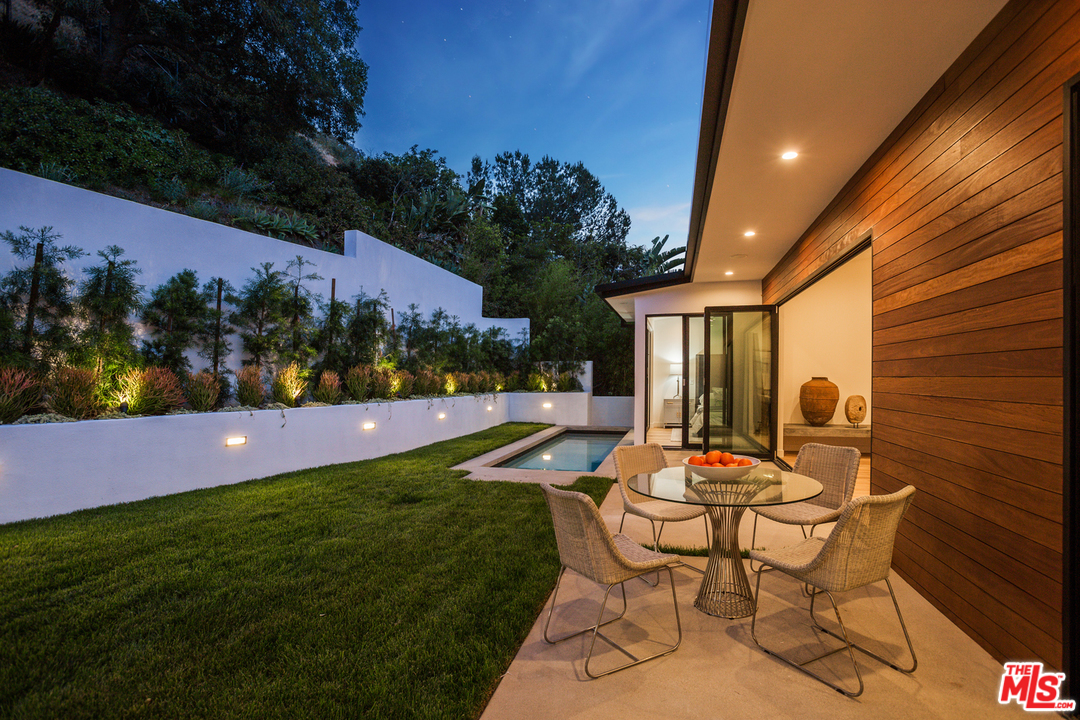 2084 Roscomare Road Los Angeles, CA 90077 - Photo 20 of 22 a backyard of a house with table and chairs
