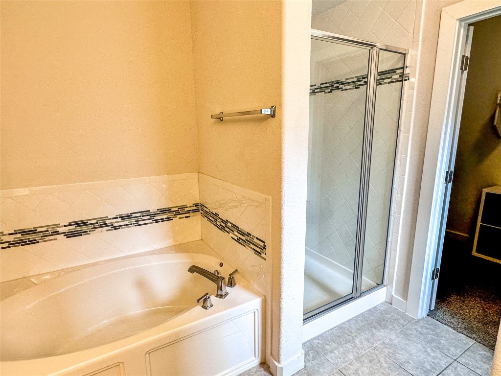 7216 Sienna Rouge Path Austin, TX 78744 - Photo 15 of 37 a bathroom with a bath tub