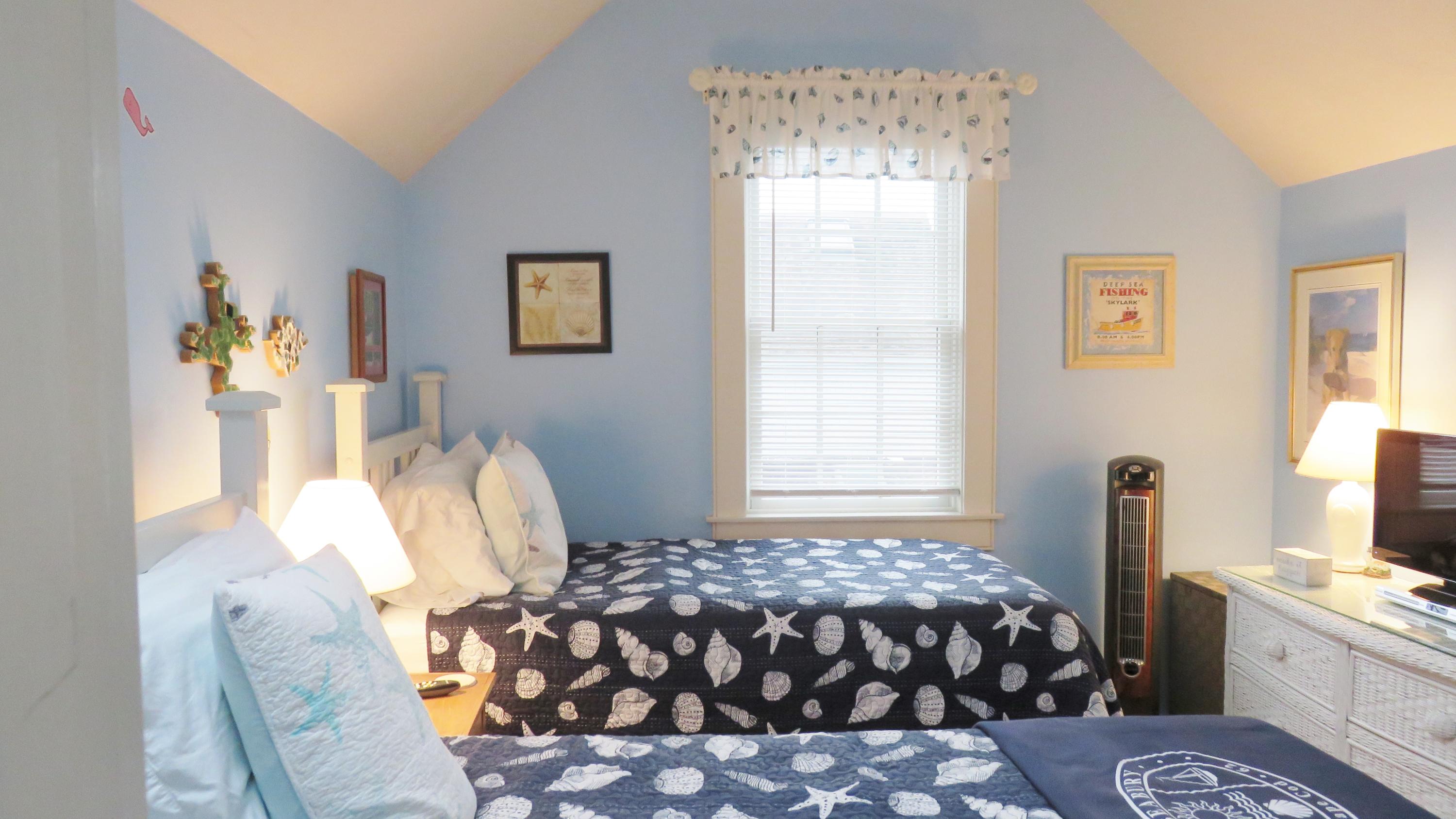 9 Hyannis Point Road, Unit 772 Mashpee, MA 02649 - Photo 19 of 29 a bedroom with a bed and a window
