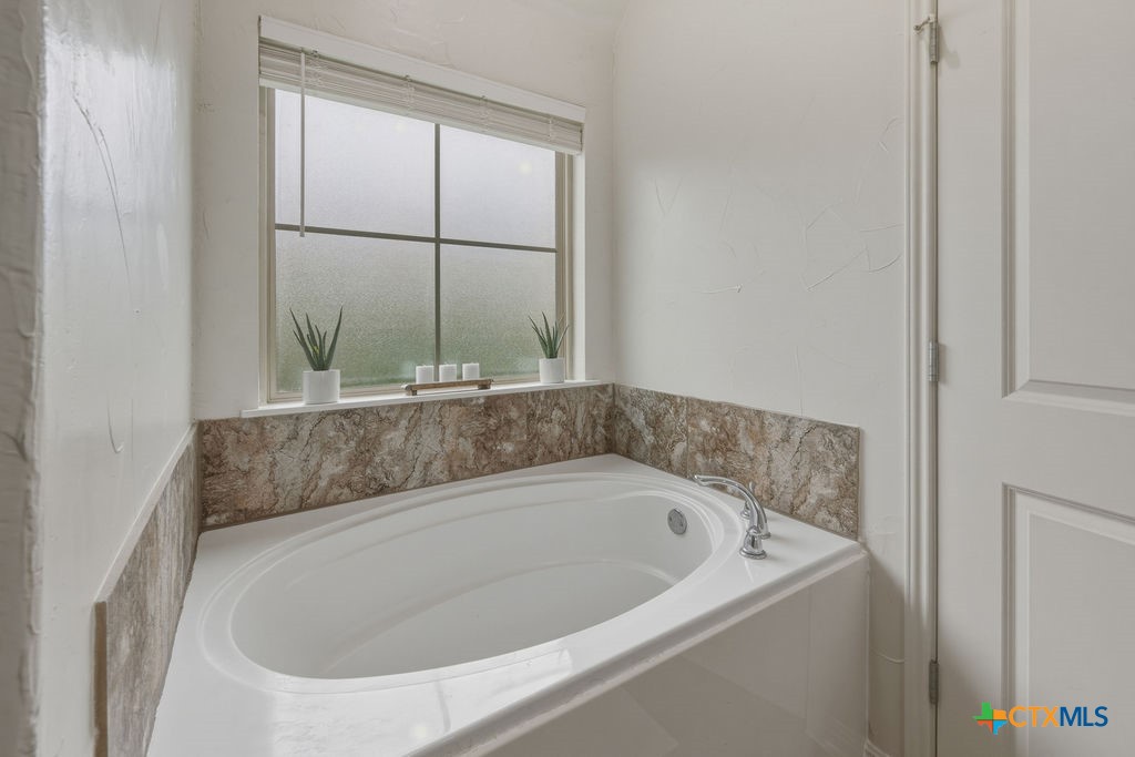 3306 Spring Canyon Road Belton, TX 76513 - Photo 25 of 40 a bathroom with a bathtub and window
