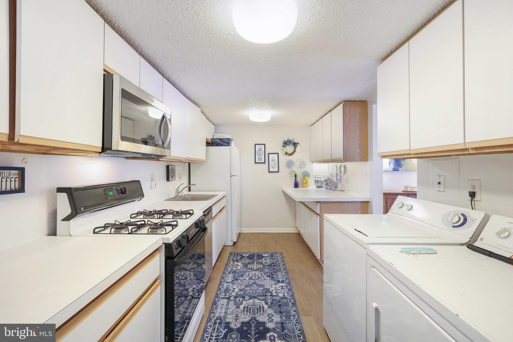 11812 Breton Court, Unit 1A Reston, VA 20191 - Photo 17 of 47 a kitchen with a stove and a sink