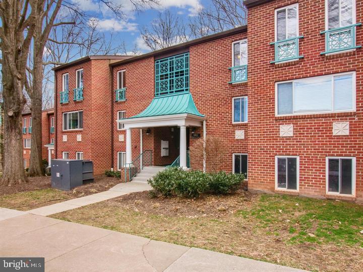 11812 Breton Court, Unit 1A Reston, VA 20191 - Photo 39 of 47 a front view of a house with a yard