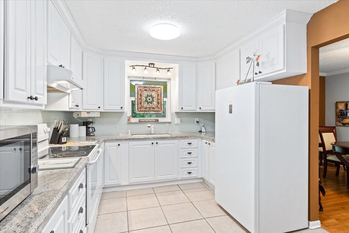 6007 Raintree Trail Fort Pierce, FL 34982 - Photo 6 of 43 Kitchen