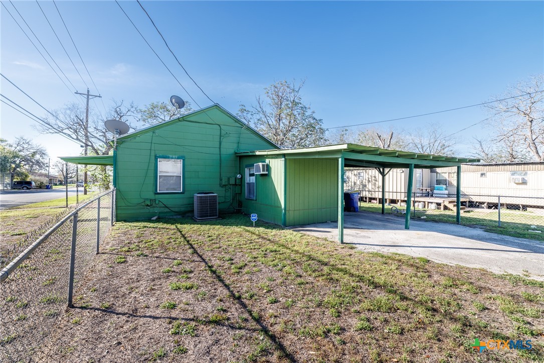 921 Robertson Gonzales, TX 78629 - Photo 27 of 31 Carport drive