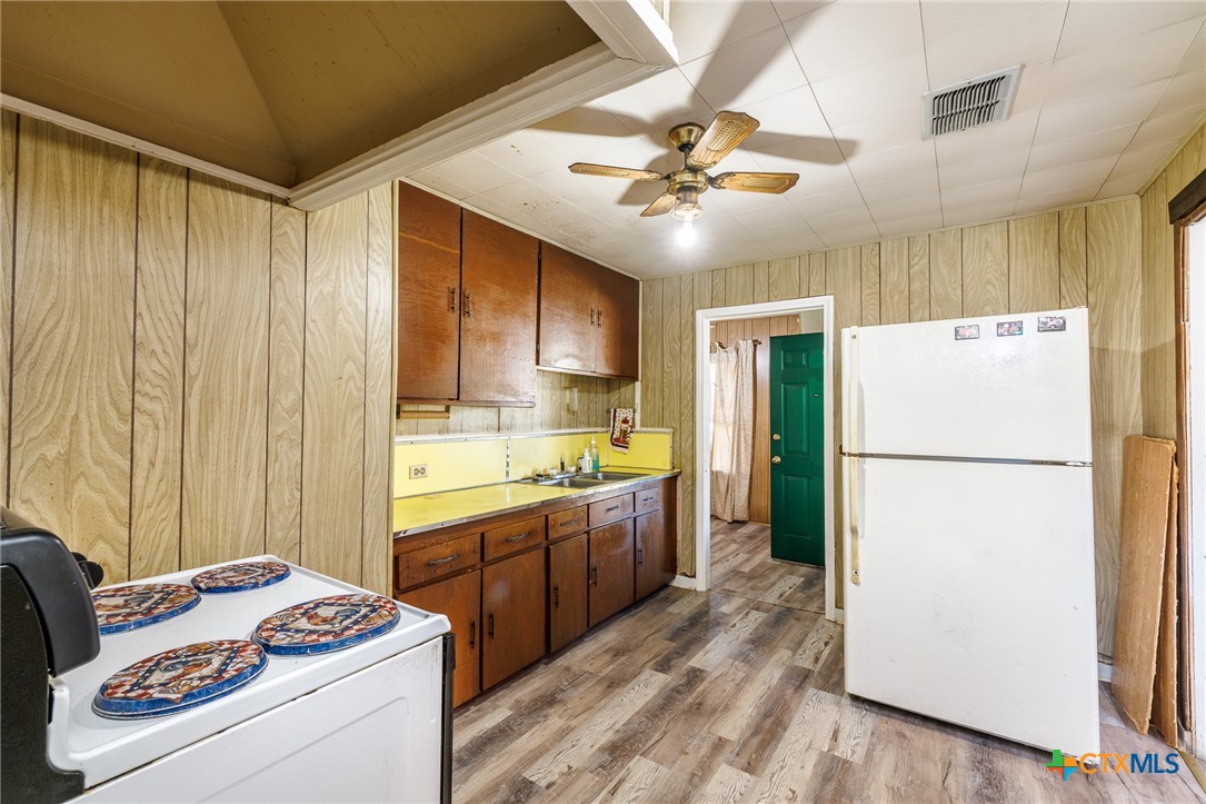 921 Robertson Gonzales, TX 78629 - Photo 5 of 31 Kitchen