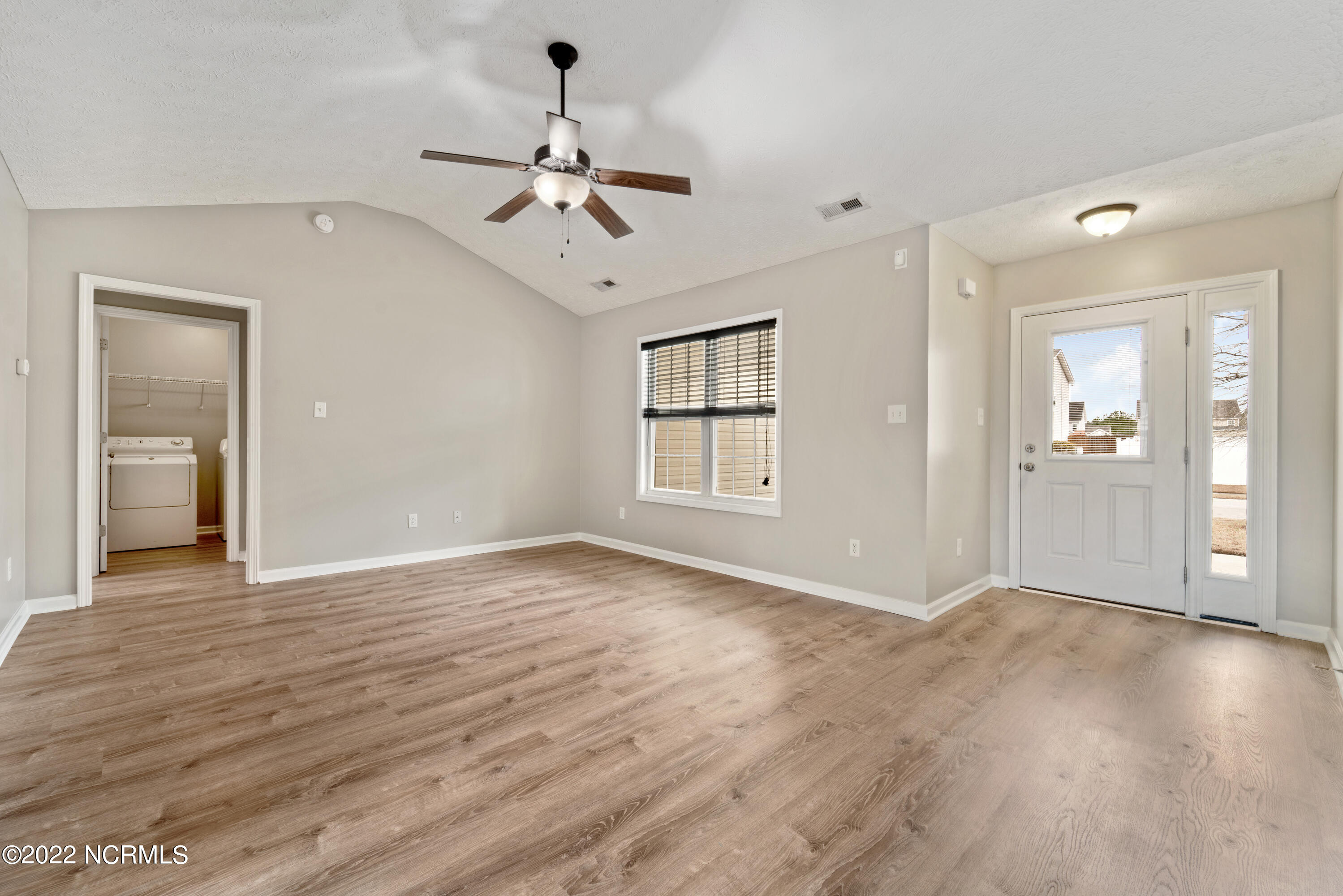331 Kingston Road Jacksonville, NC 28546 - Photo 5 of 30 Living Room