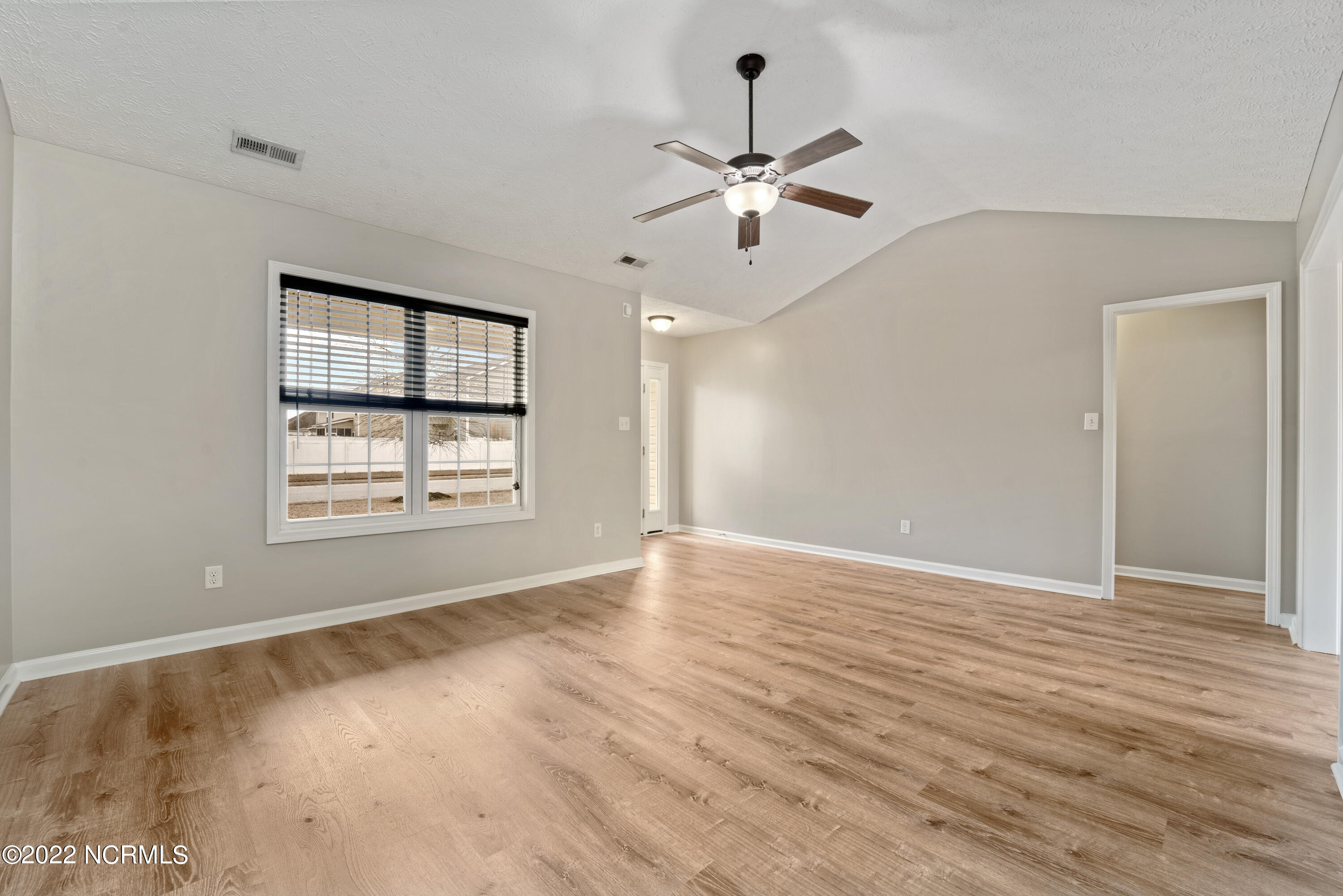 331 Kingston Road Jacksonville, NC 28546 - Photo 6 of 30 Living Room