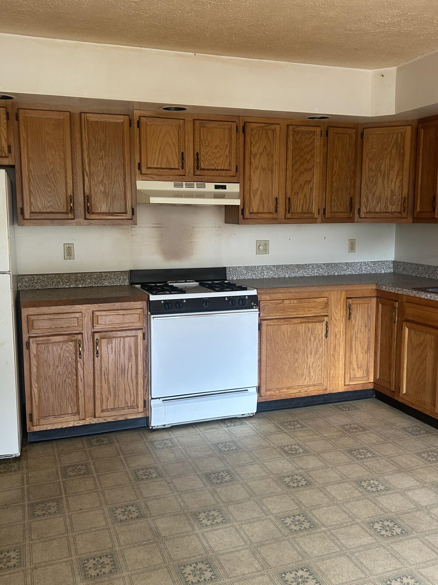 67 Pike Road Livermore, ME 04253 - Photo 20 of 36 0422 kitchen gas range
