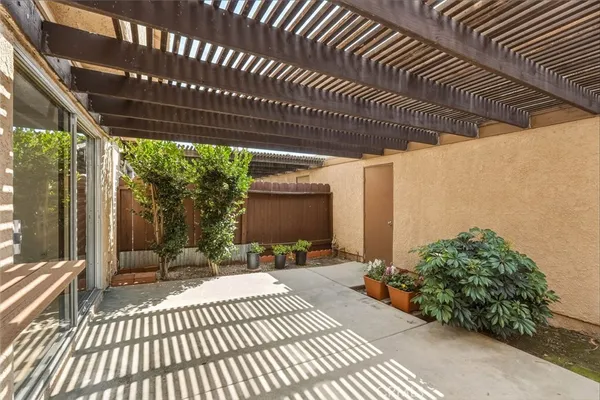 $569,500 | 20120 Runnymede Street, Unit 17, Winnetka, CA 91306