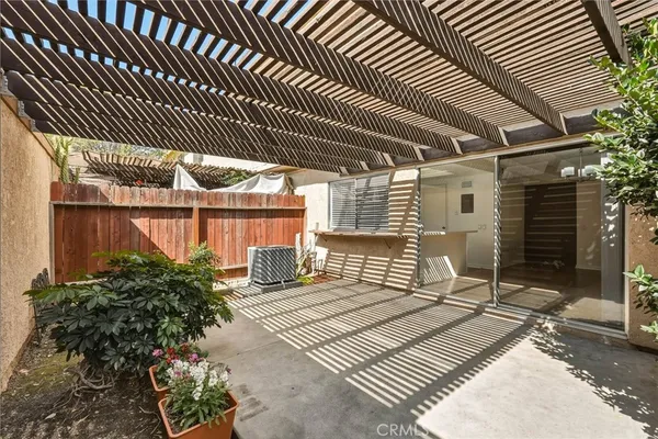 $569,500 | 20120 Runnymede Street, Unit 17, Winnetka, CA 91306