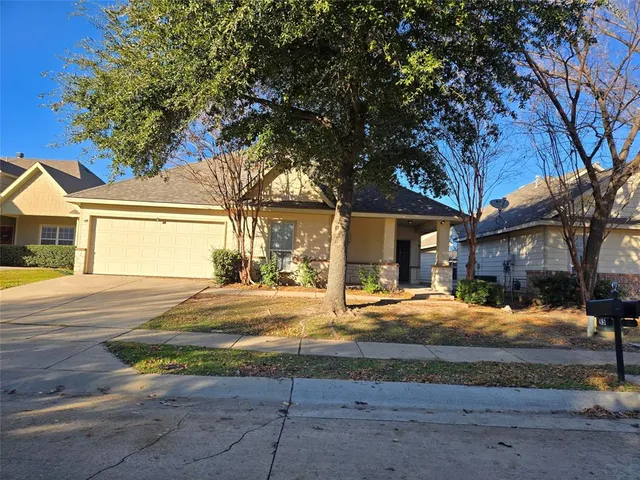 a view of a yard in front of a house