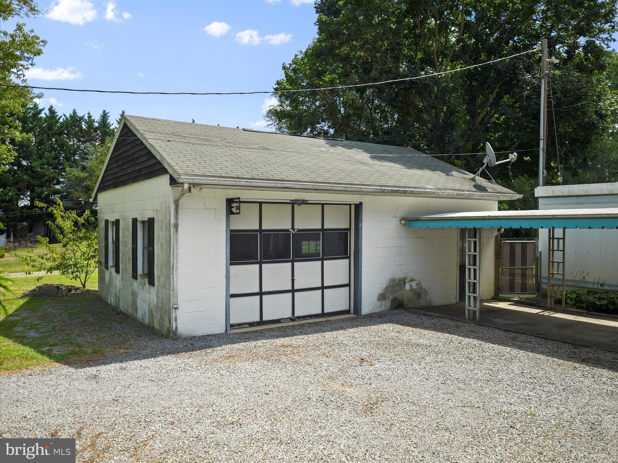 1284 State Line Road Waynesboro, PA 17268 - Photo 4 of 31 Garage