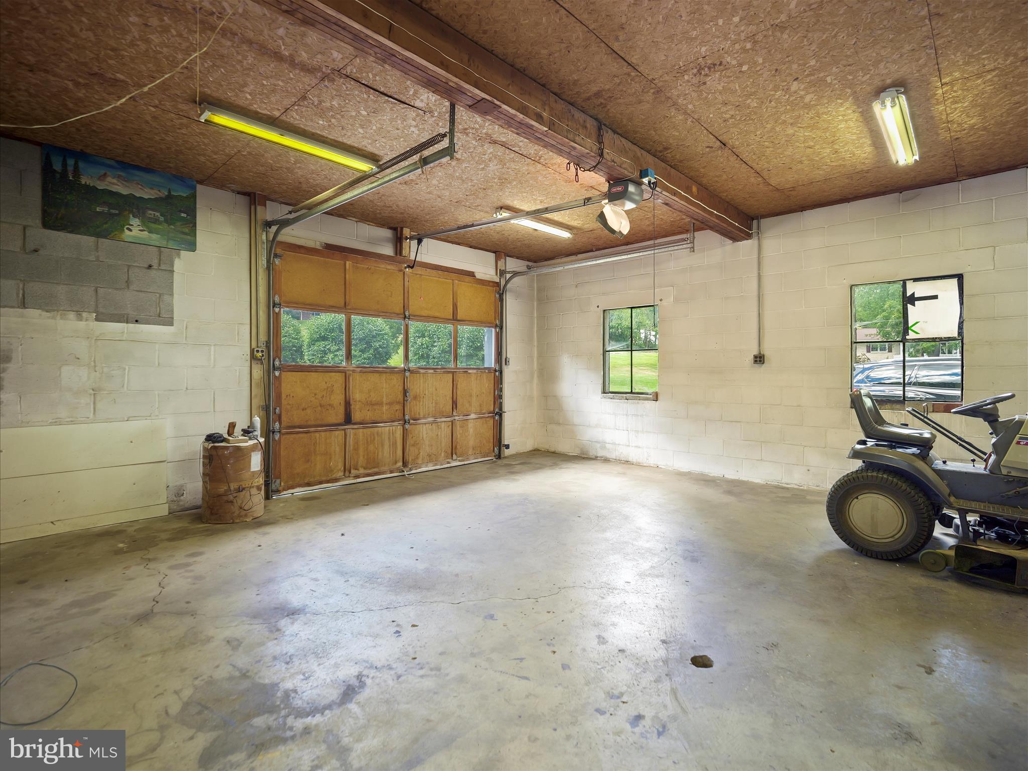 1284 State Line Road Waynesboro, PA 17268 - Photo 5 of 31 Garage