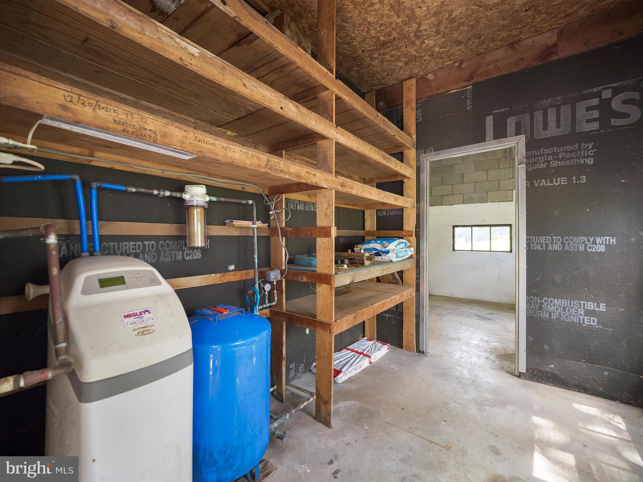 1284 State Line Road Waynesboro, PA 17268 - Photo 6 of 31 Garage