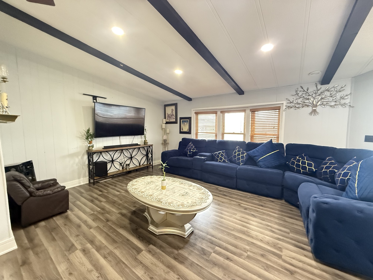 588 Hickory Glen Road Matteson, IL 60443 - Photo 15 of 50 a living room with furniture and a flat screen tv