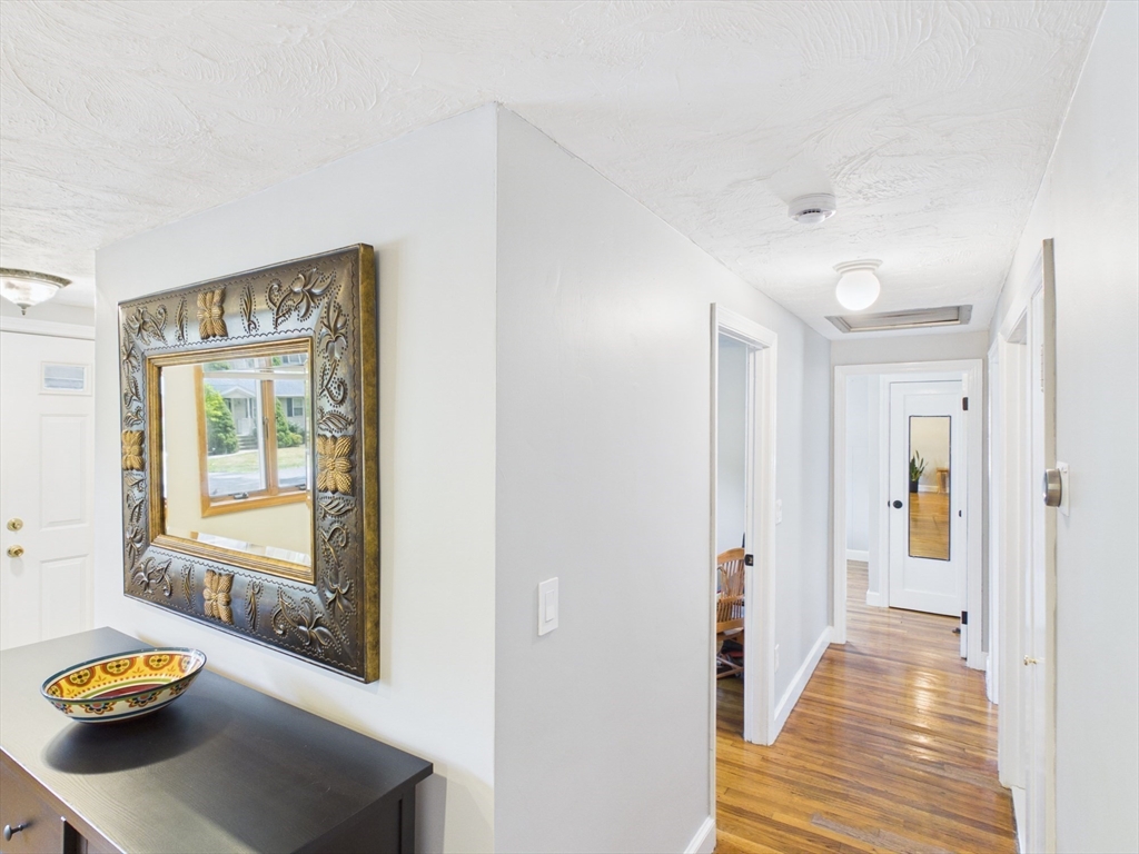 41 Essex Road Sharon, MA 02067 - Photo 6 of 42