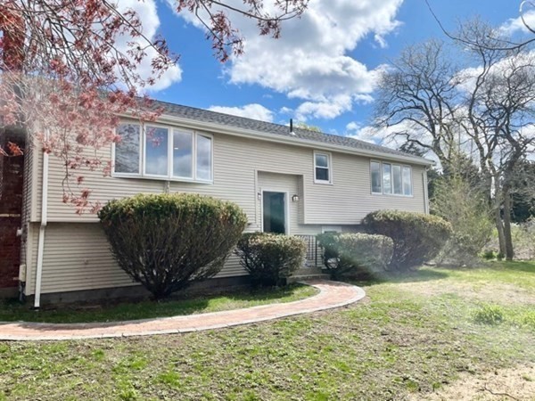 a view of a house with a yard