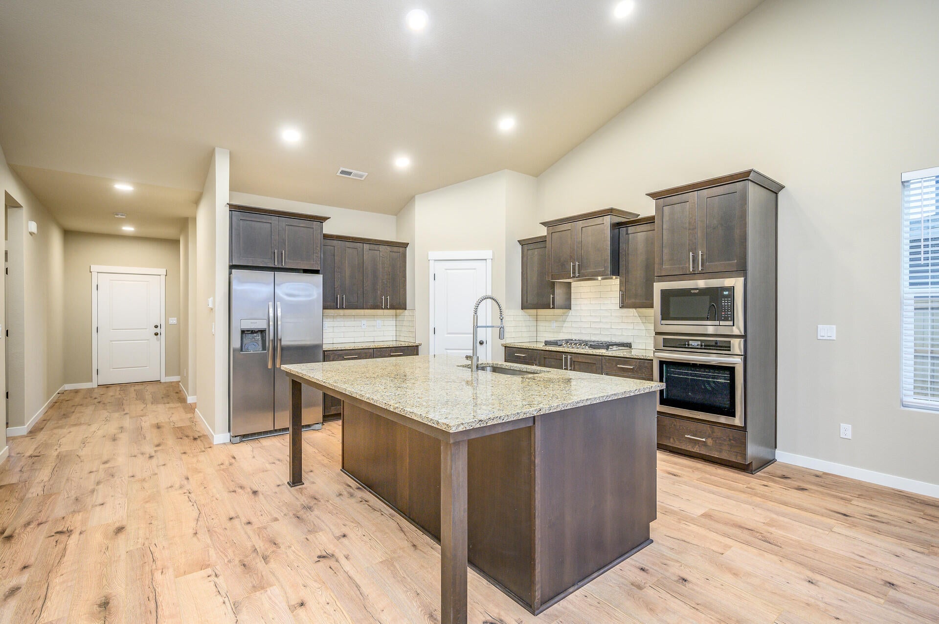 1516 Poppy Ridge Drive, Unit 326 Eagle Point, OR 97524 - Photo 8 of 22 599_1640quartz-6