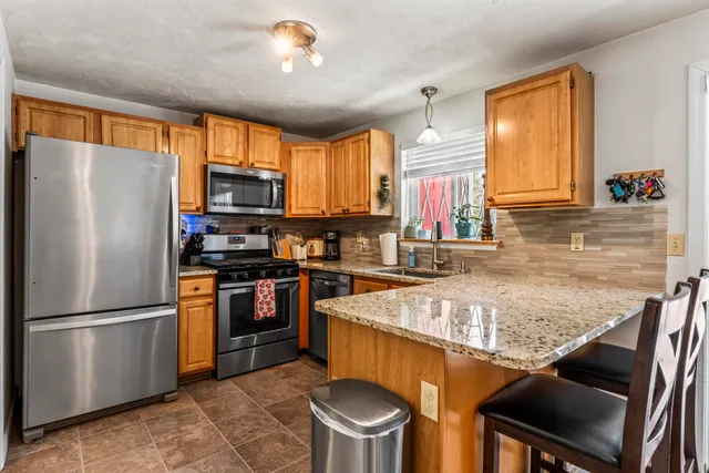 $375,000 | 5 Lynn Drive, Merrimack, NH 03054