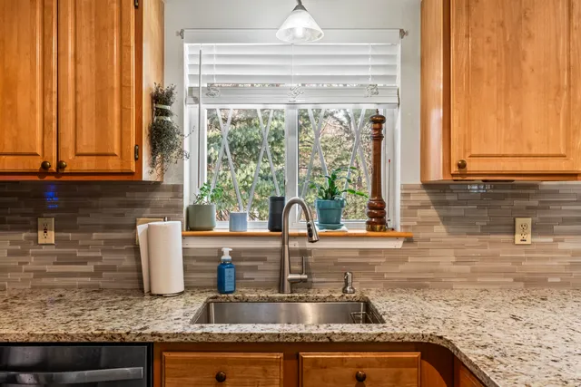 $375,000 | 5 Lynn Drive, Merrimack, NH 03054