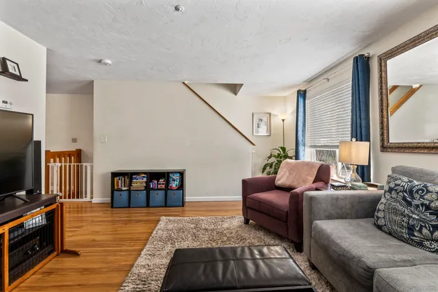 $375,000 | 5 Lynn Drive, Merrimack, NH 03054