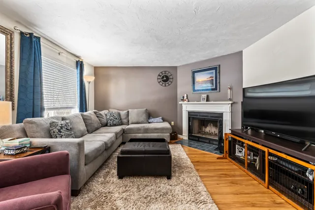 $375,000 | 5 Lynn Drive, Merrimack, NH 03054