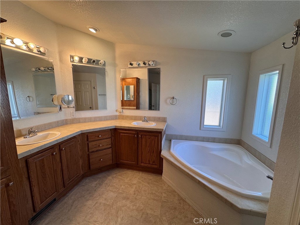 26362 Community Boulevard Barstow, CA 92311 - Photo 24 of 34 Primary bath