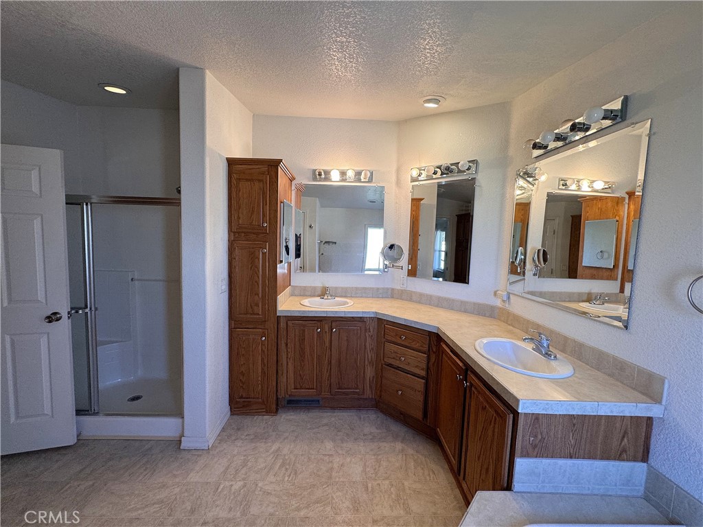 26362 Community Boulevard Barstow, CA 92311 - Photo 26 of 34 Huge primary bathroom
