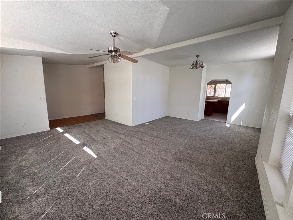 26362 Community Boulevard Barstow, CA 92311 - Photo 4 of 34 Living room