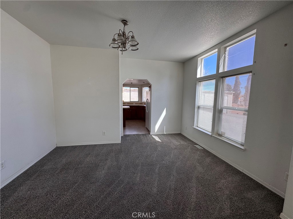 26362 Community Boulevard Barstow, CA 92311 - Photo 5 of 34 Dining area