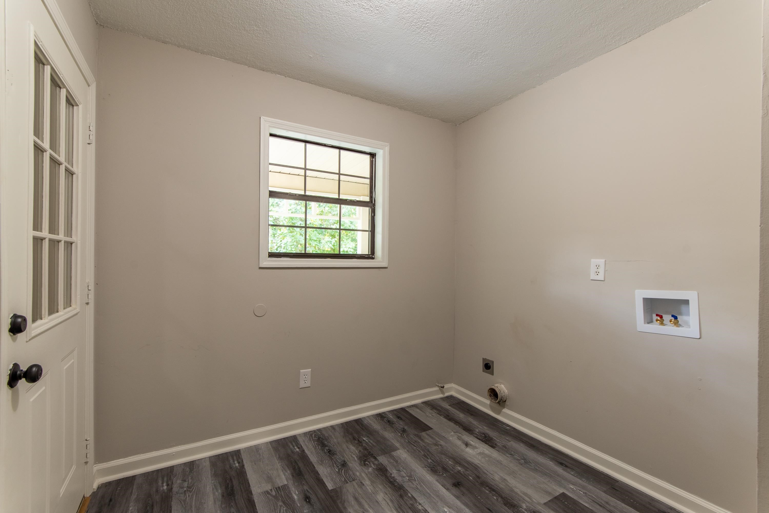 1020 County Road 600 Corinth, MS 38834 - Photo 22 of 37 an empty room with a window