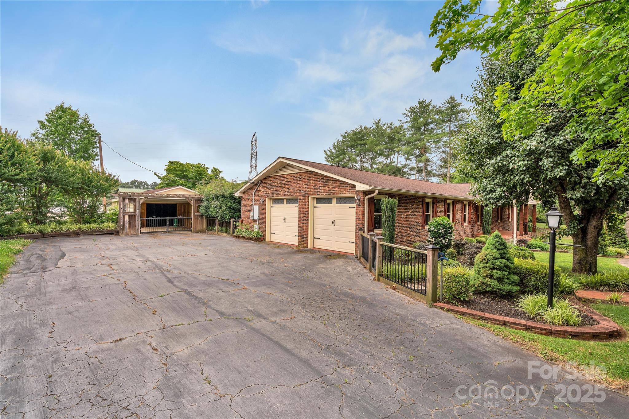 268 State Rd S-42-4322 Chesnee, SC 29323 - Photo 4 of 44 a front view of a house with a yard and garage