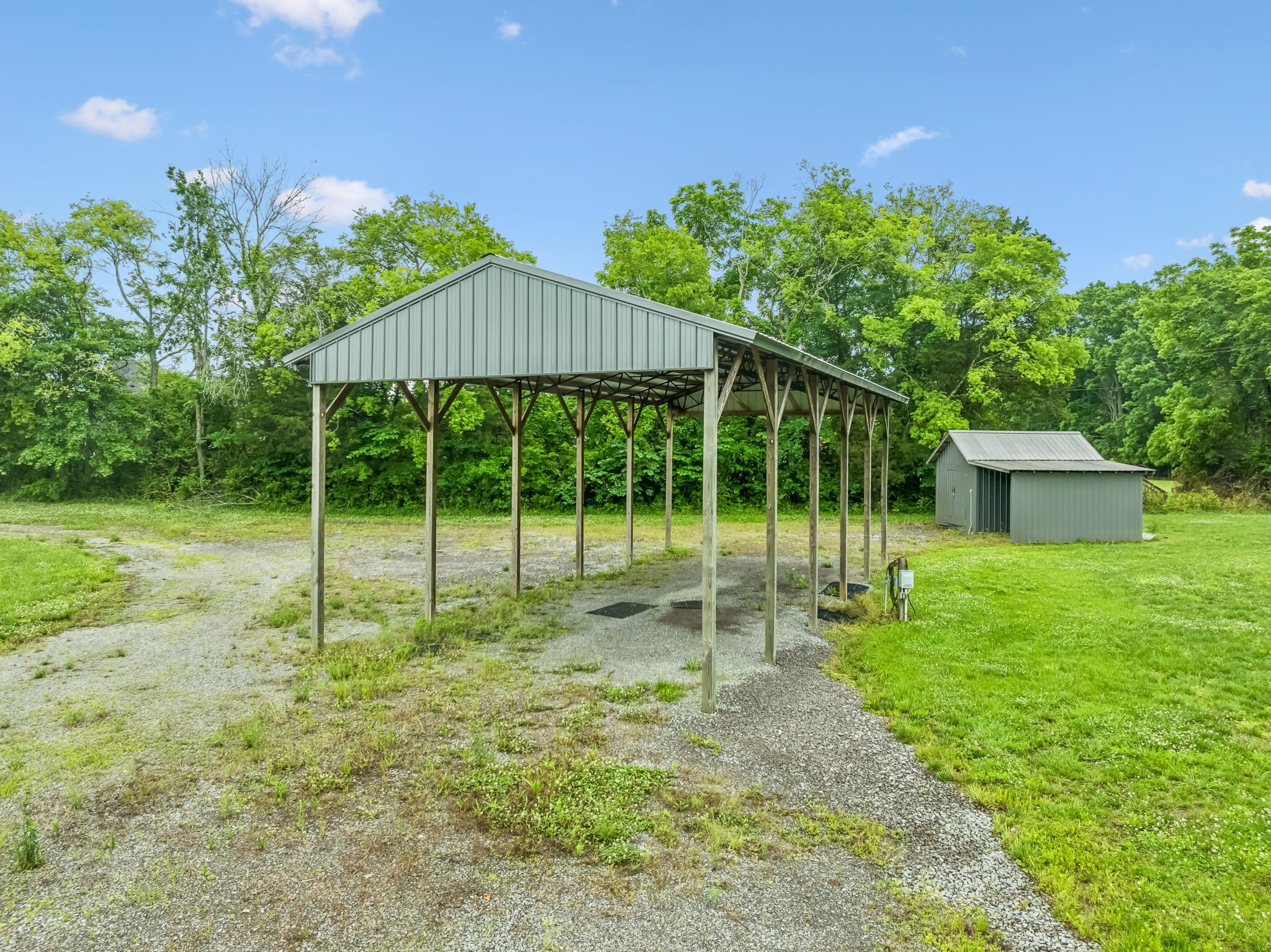 280 Kingdom Road Unionville, TN 37180 - Photo 23 of 65 a view of a house with backyard and a sitting area