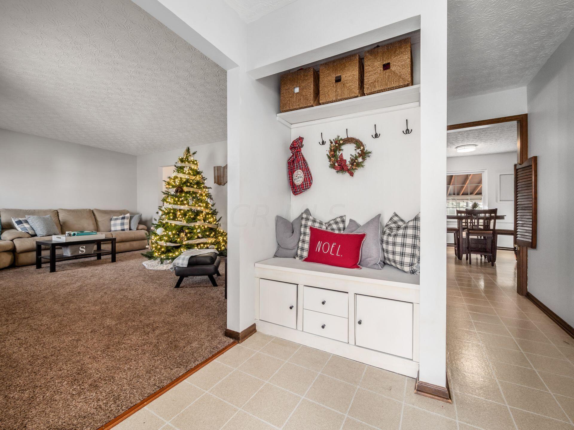 61 Somerset Road Delaware, OH 43015 - Photo 2 of 28 Updated, inviting coat nook at entry.