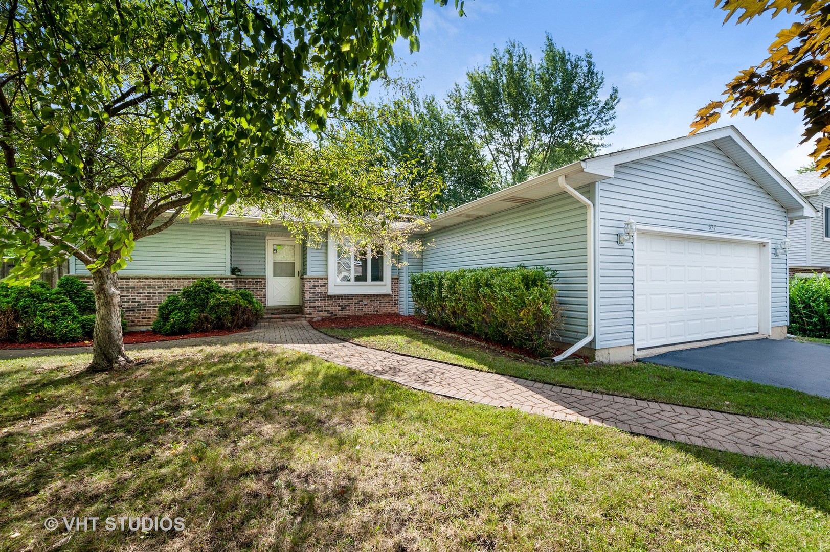 577 White Birch Road Lindenhurst, IL 60046 - Photo 1 of 25 Gallery Image 1