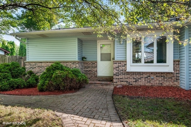 577 White Birch Road Lindenhurst, IL 60046 - Photo 2 of 25 Gallery Image 2