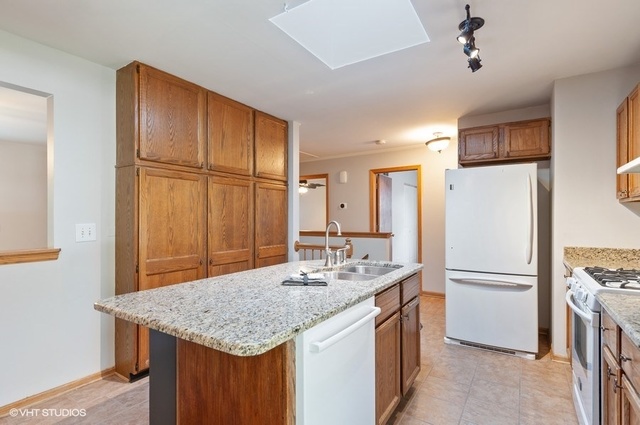 577 White Birch Road Lindenhurst, IL 60046 - Photo 7 of 25 Gallery Image 7