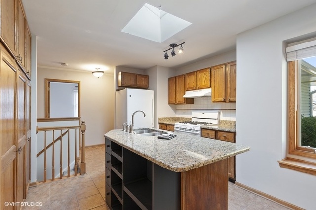 577 White Birch Road Lindenhurst, IL 60046 - Photo 8 of 25 Gallery Image 8