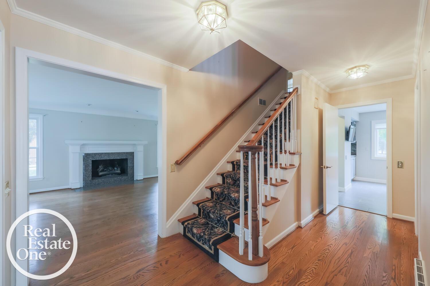 516 Thorntree Road Grosse Pointe Woods, MI 48236 - Photo 4 of 28