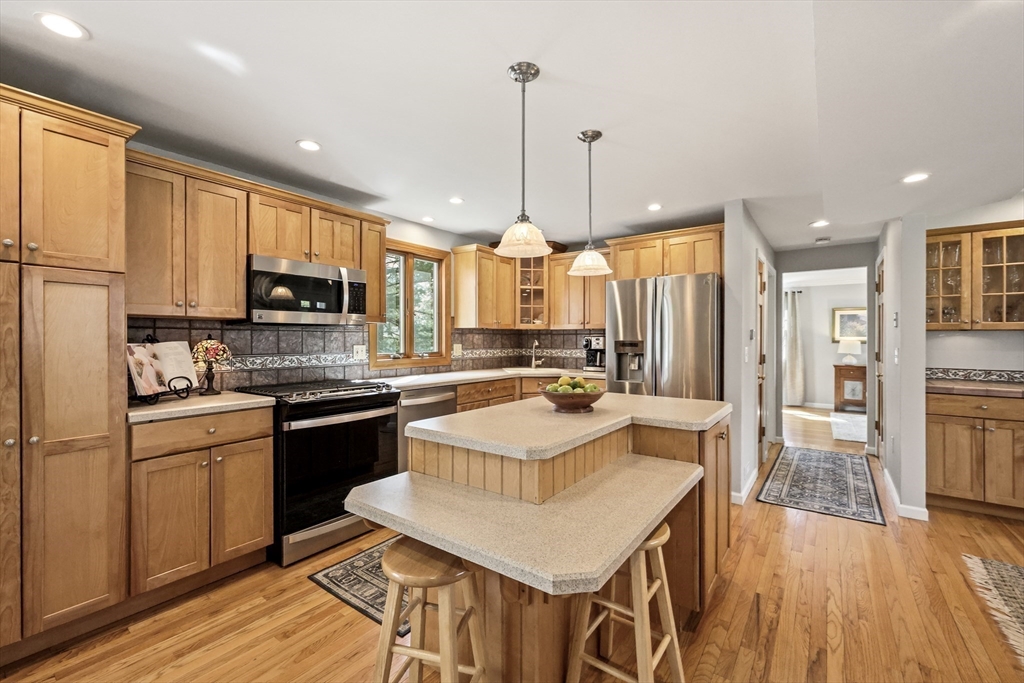 9 Metacomet Road Longmeadow, MA 01106 - Photo 10 of 40