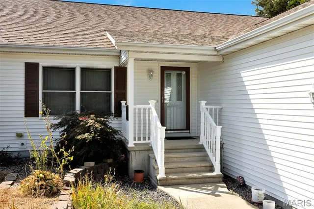 $292,000 | 17485 Coles Creek Road, Carlyle, IL 62231