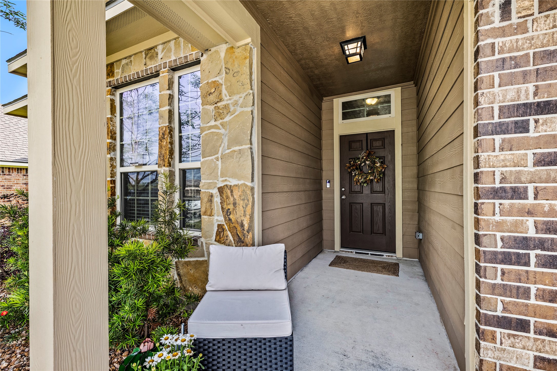 114 Dudley Road Montgomery, TX 77356 - Photo 5 of 49 Welcoming, covered front porch.
